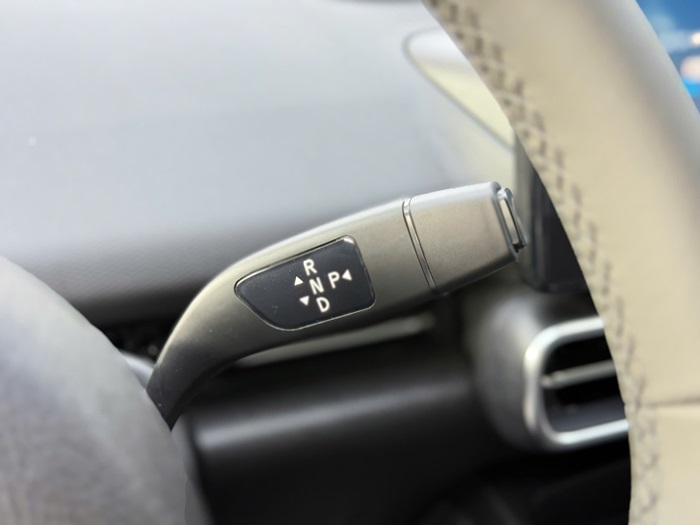 Cần số điều chỉnh sau Volang là Điểm khác biệt lớn nhất của VF MPF7 so với dòng xe Limo Green.