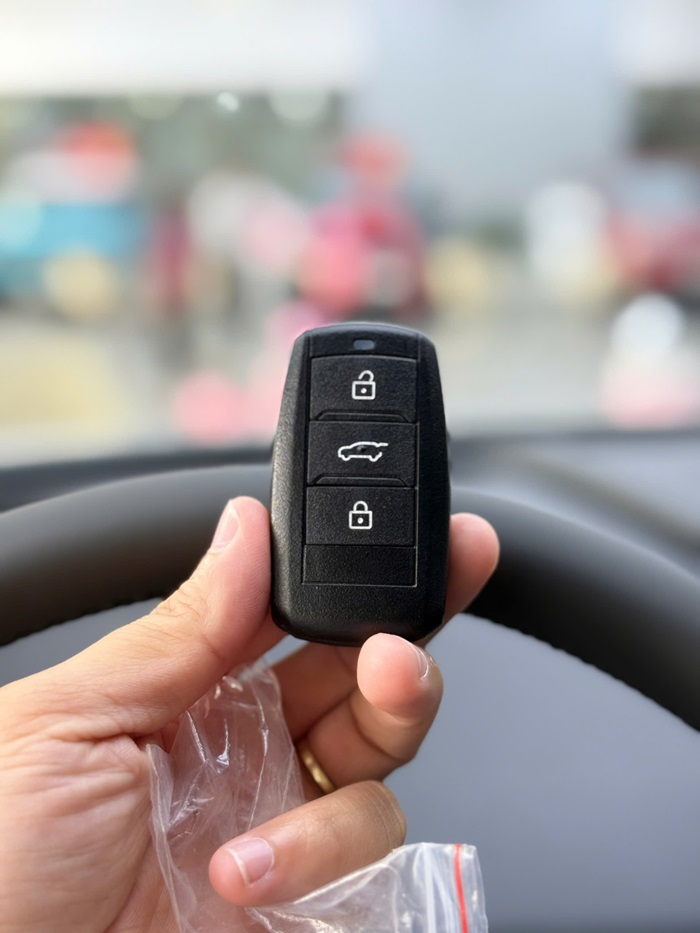 Chìa khóa xe VF MPV7 đơn giản và được trang bị 2 chìa