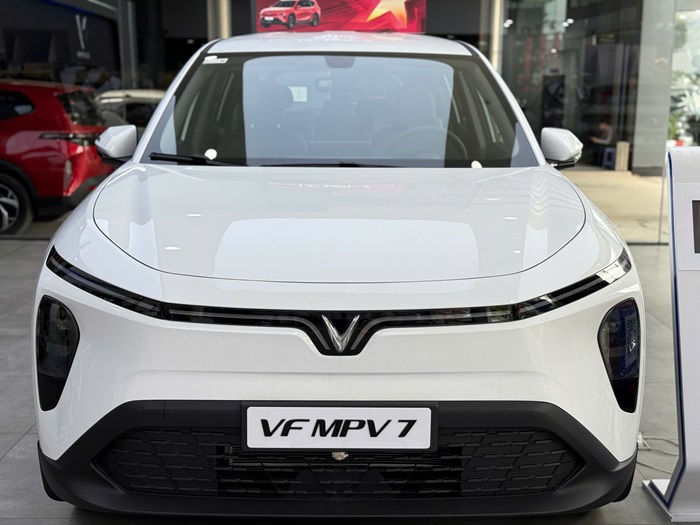 Đầu xe nổi bật với dải đèn LED định vị hình chữ V đặc trưng — cánh chim — tạo nhận diện thương hiệu mạnh mẽ