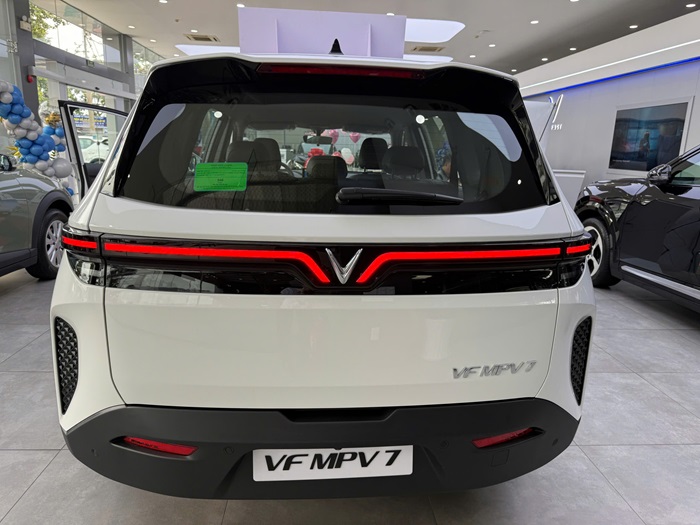 Đuôi xe cũng được thiết kế với dải đèn LED nhận điện đẹp mắt kéo dài đến hai bên