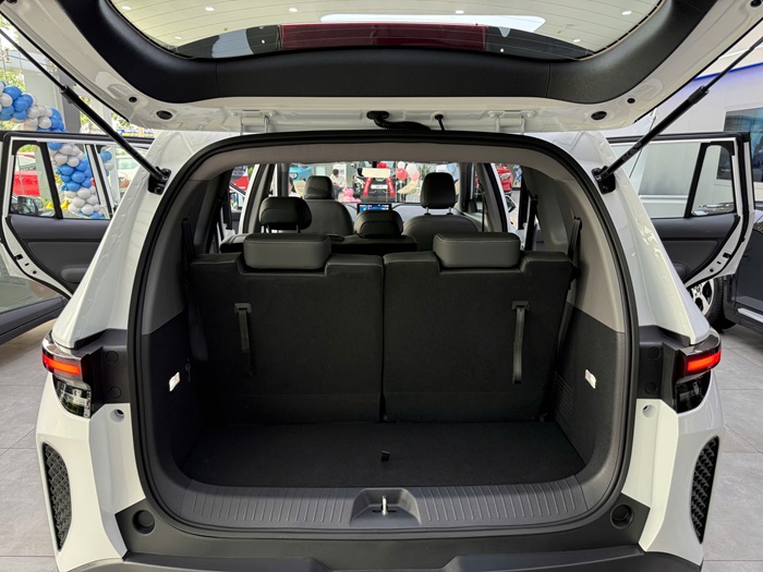 Khi đi đủ 7 chỗ thì VF MPV7 vẫn có được một cốp đồ rộng rãi để vừa vali