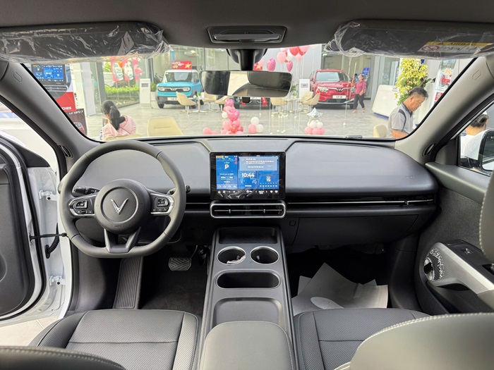 Không gian nội thất thoải mái, trang bị bệ tì tay rộng giúp cảm giác lái xe trở nên thoải mái