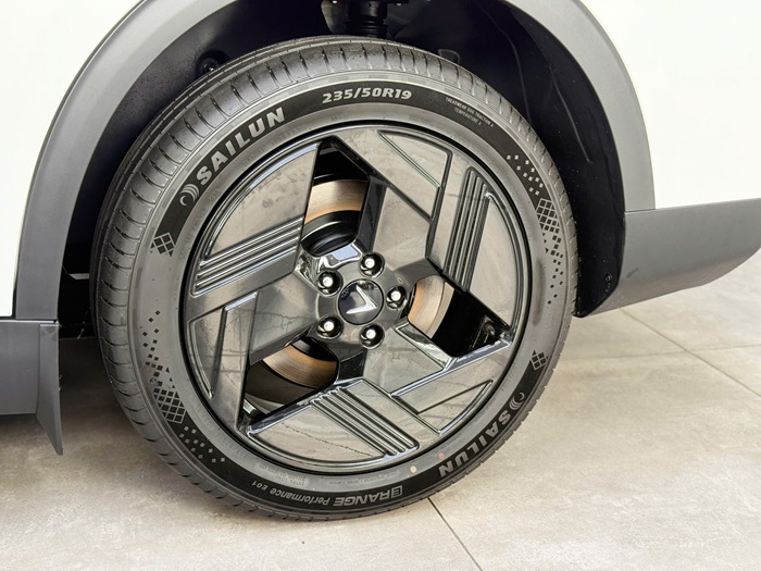 Mâm hợp kim đa chấu 19 inch mang lại vẻ bề thế, thể thao nổi bật so với các đối thủ cùng phân khúc