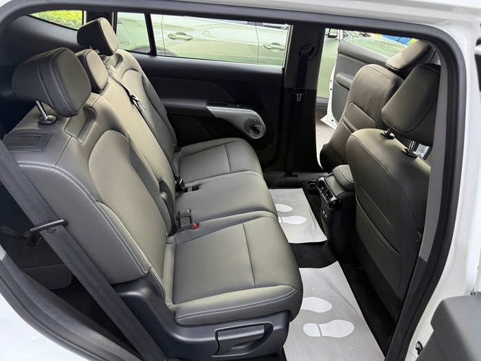 Nội thất VF MPV7 bọc da và có thể trượt linh hoạt, giúp cho hàng nghế giữa trở nên rộng rãi thoải mái hơn