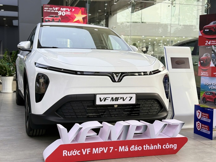 Mẫu xe VinFast MPV7 là dòng xe điện 7 chỗ gia đình, chỉ đăng ký biển trắng
